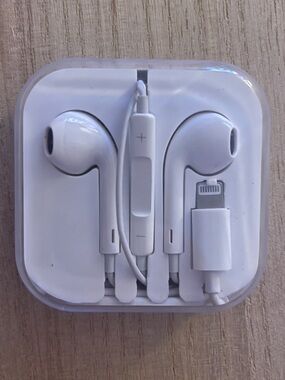 Wired Earbuds with iPhone Lightning Connector